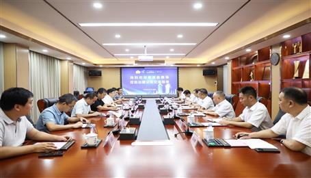 覃振華與鹿寨縣委副書記、縣長楊毅舉行工作會(huì)談
